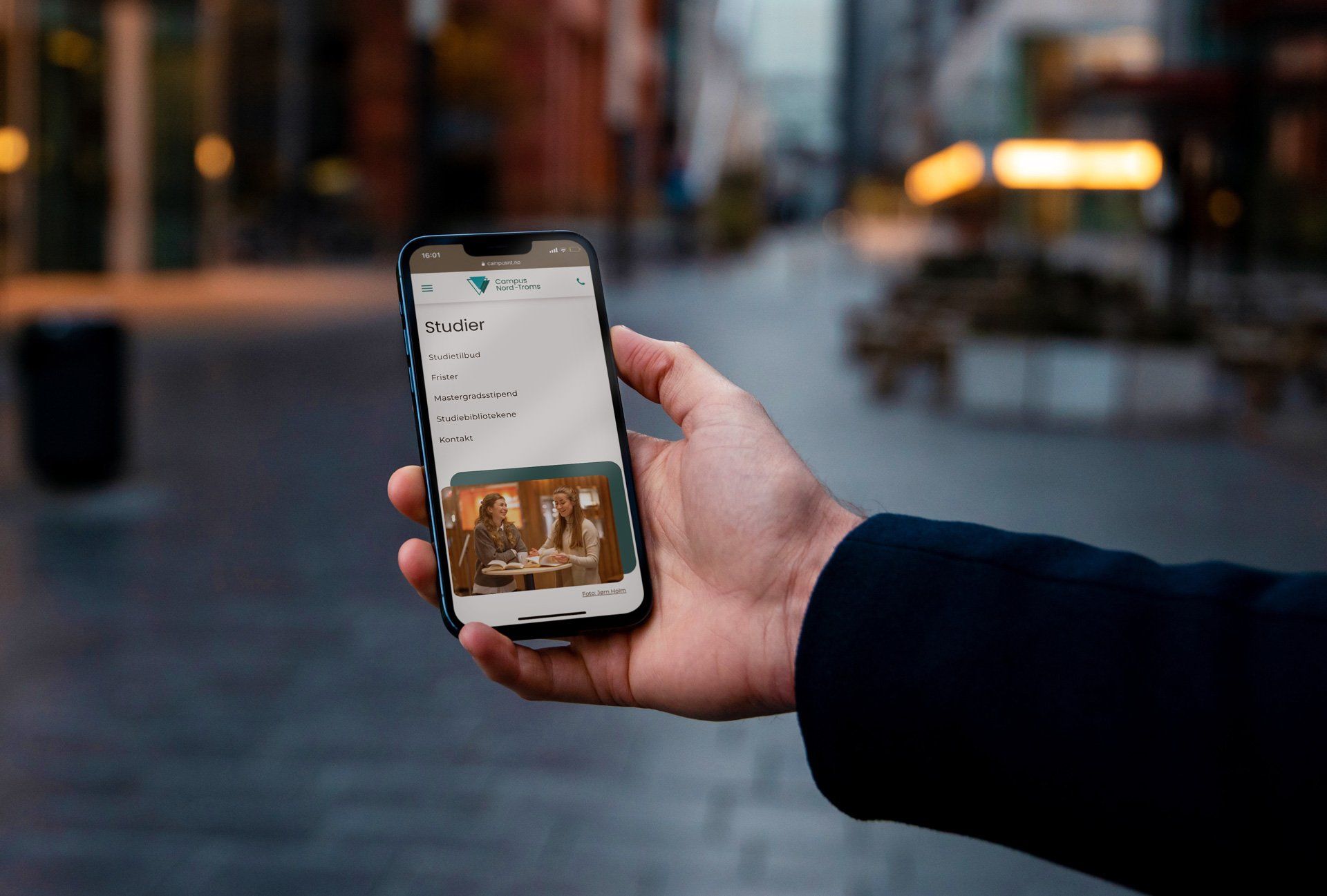 illustrasjoner av den nye nettsiden til campus nord-troms på en iphone