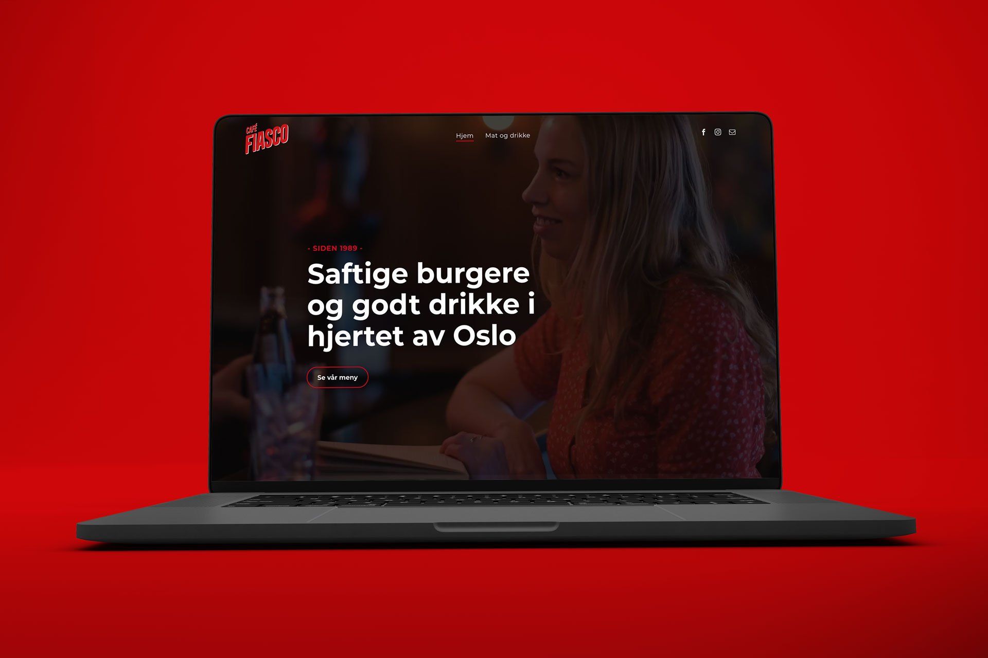 Illustrasjon av nettsiden til Cafe Fiasco på en macbook pro, med blodrød bakgrunn