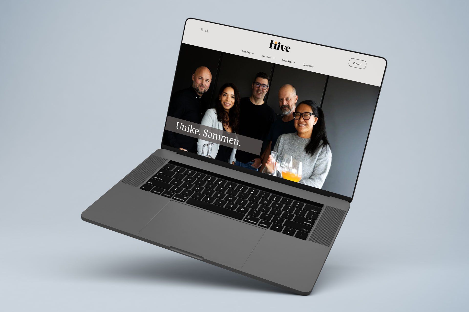 bilde som viser nettsiden til fiive.no på en macbook pro, som svever i luften.