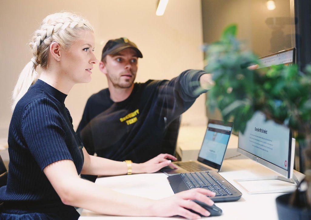 Ansatte i digitalt markedsføringsbyrå som sitter og jobber med inbound marketing