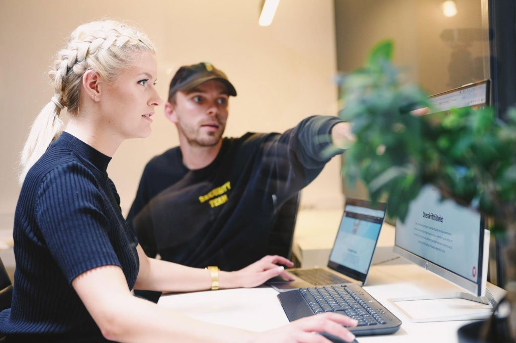 Bilde av designbyrå i Oslo som sitter og jobber
