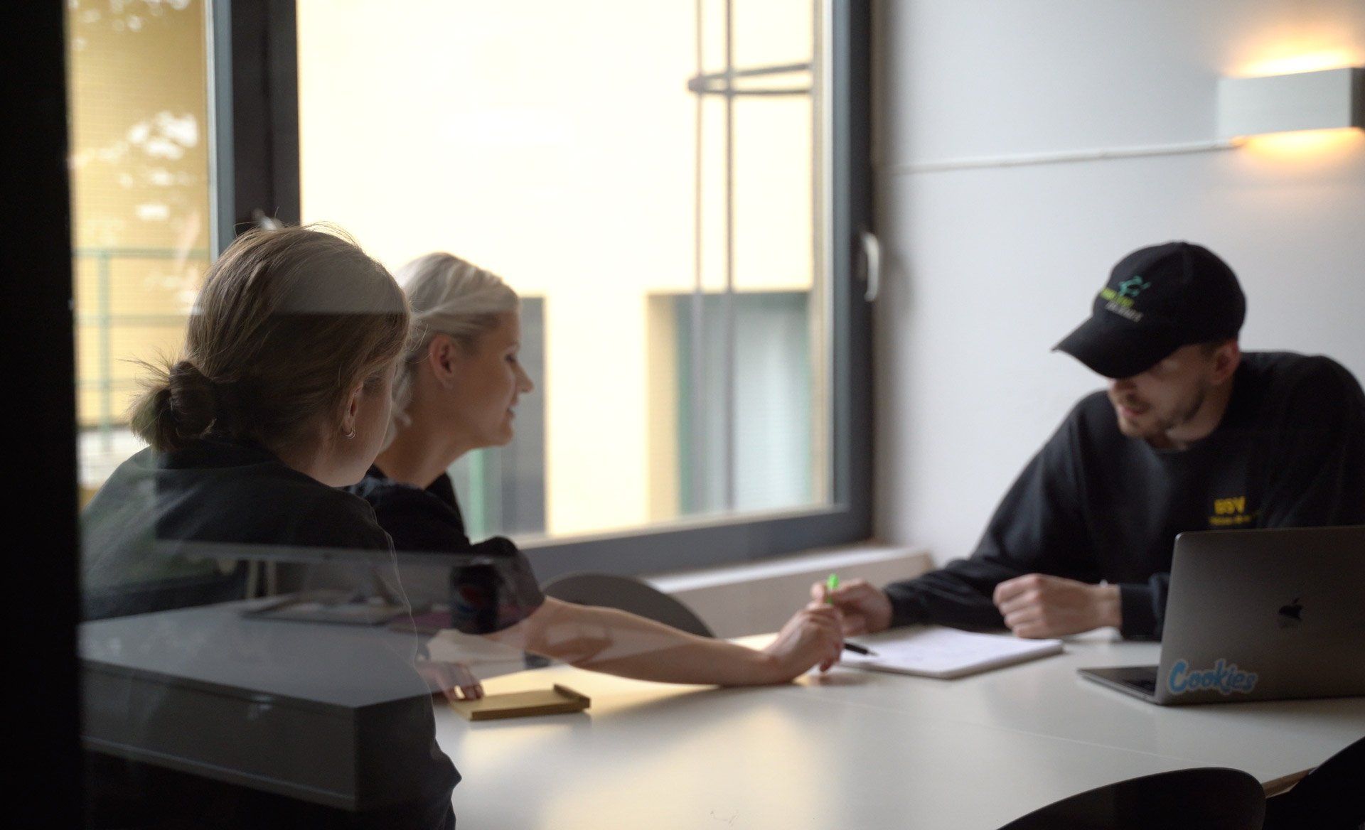 Bilde av teamet i Oase Media som sitter og jobber