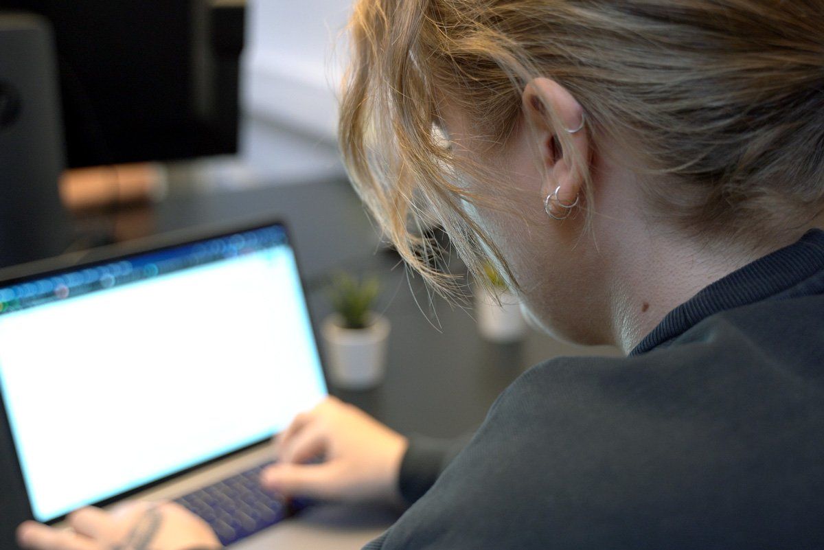 Tekstforfatter som sitter og skriver