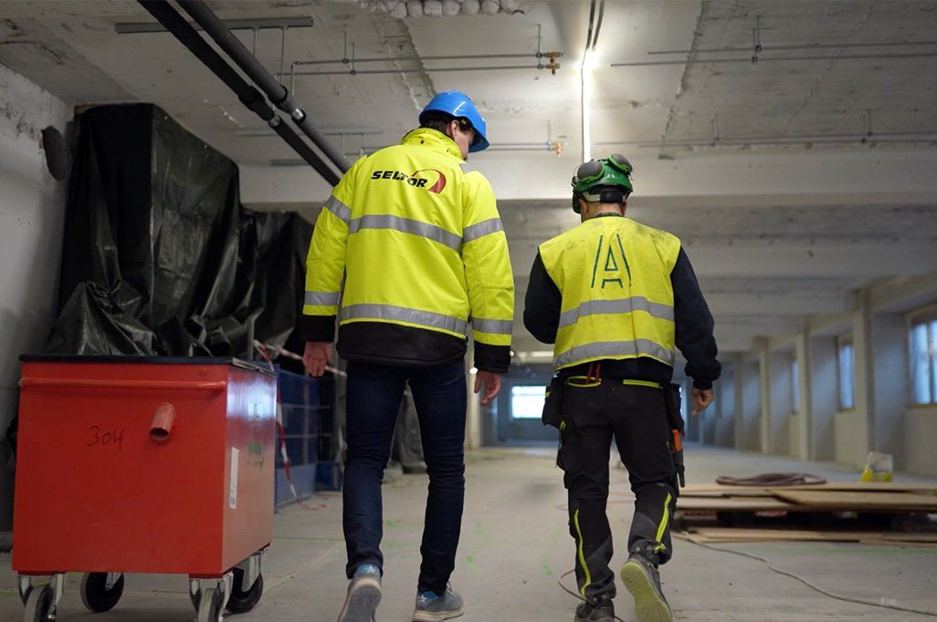 To menn med gule arbeidsklær