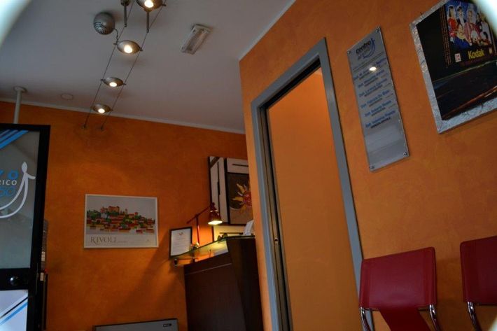 interni del centro odontoiatrico con sala d'aspetto