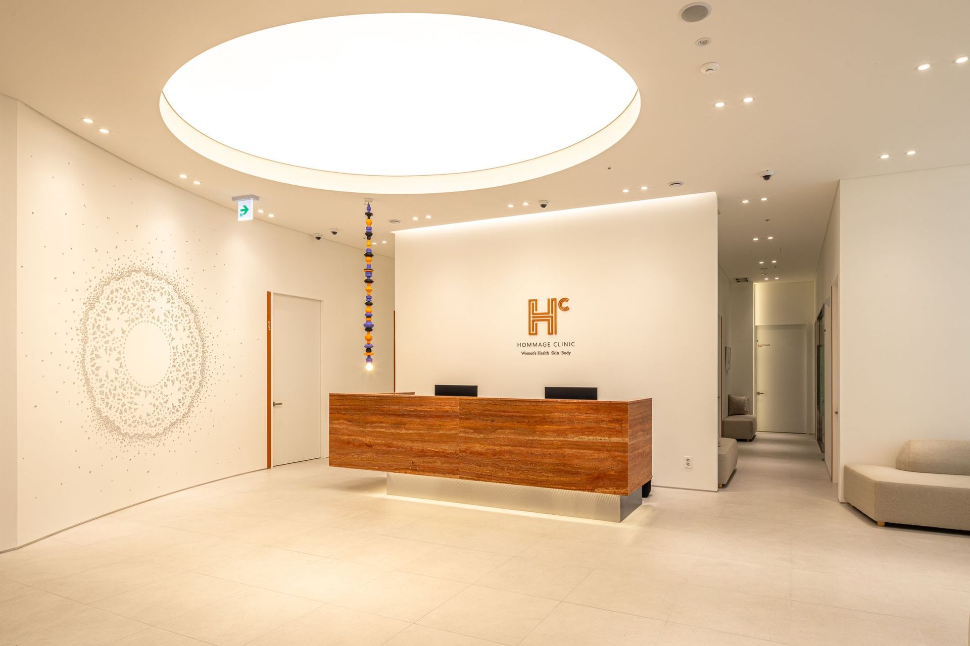 Reception area at Hommage Clinic near Sinnonhyeon Station, Seoul