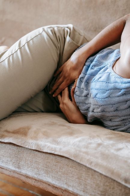 Woman with lower abdominal pain from an ovarian cyst, ovarian cyst guide from Hommage Women's Clinic, Gangnam, Seoul