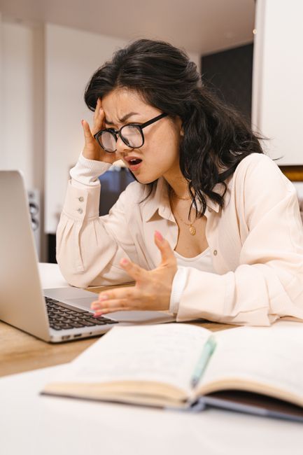 Woman under work stress, a common cause of irregular periods, guide from Hommage Women's Clinic, Gangnam, Seoul