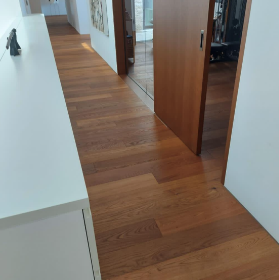 Ein Flur mit Holzböden und weißen Wänden