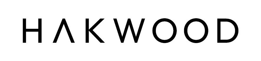 Das Wort „Hakwood“ ist in Schwarz auf weißem Hintergrund geschrieben.