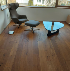 Ein Wohnzimmer mit Sessel, Ottomane und Couchtisch