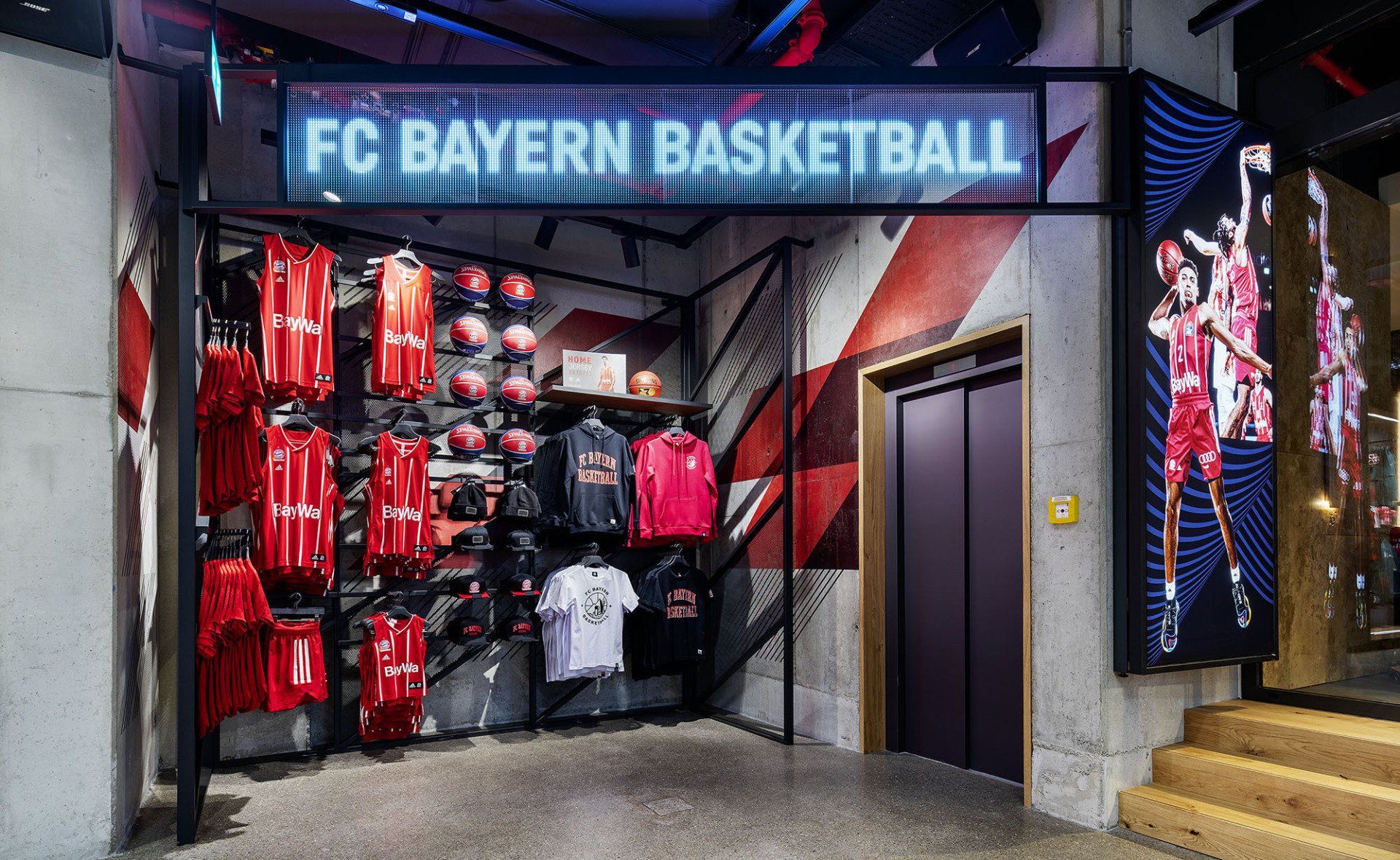 Ein Geschäft mit einem Schild mit der Aufschrift „FC Bayern Basketball“.