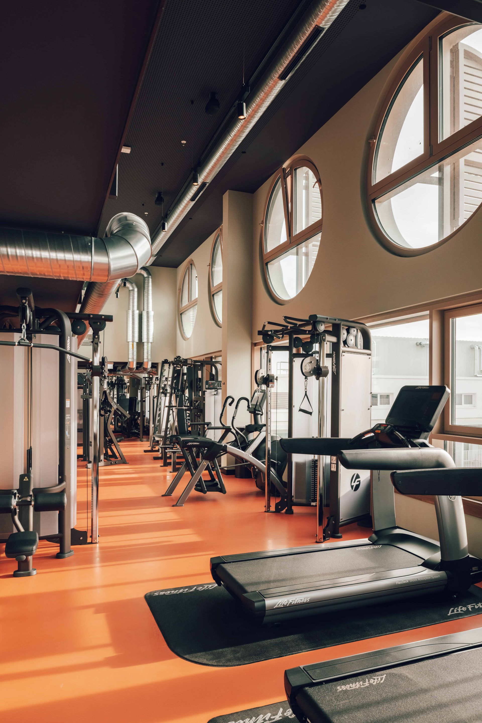 Ein Fitnessstudio voller Laufbänder und Trainingsgeräte.