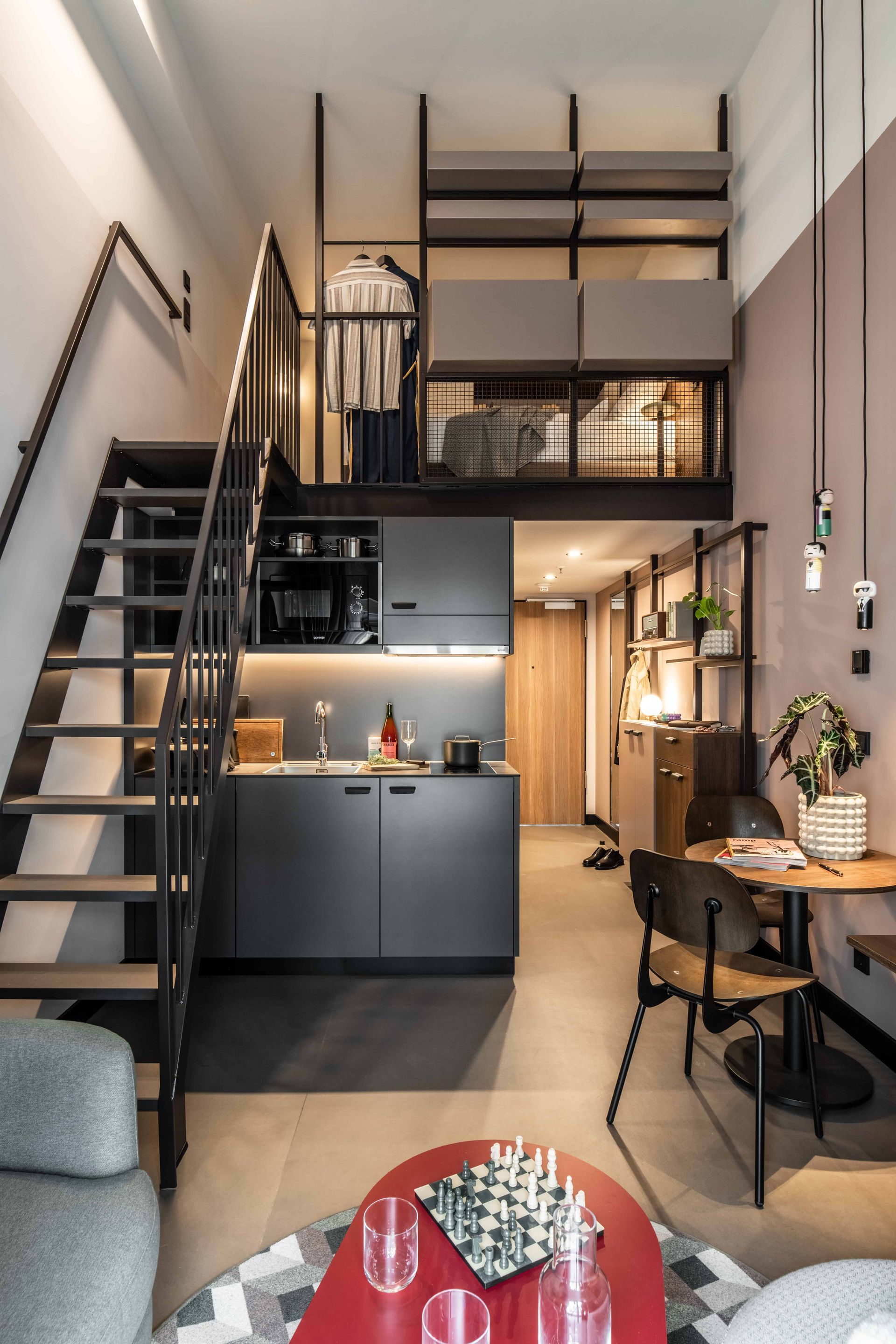 Eine kleine Wohnung mit Treppe in den zweiten Stock