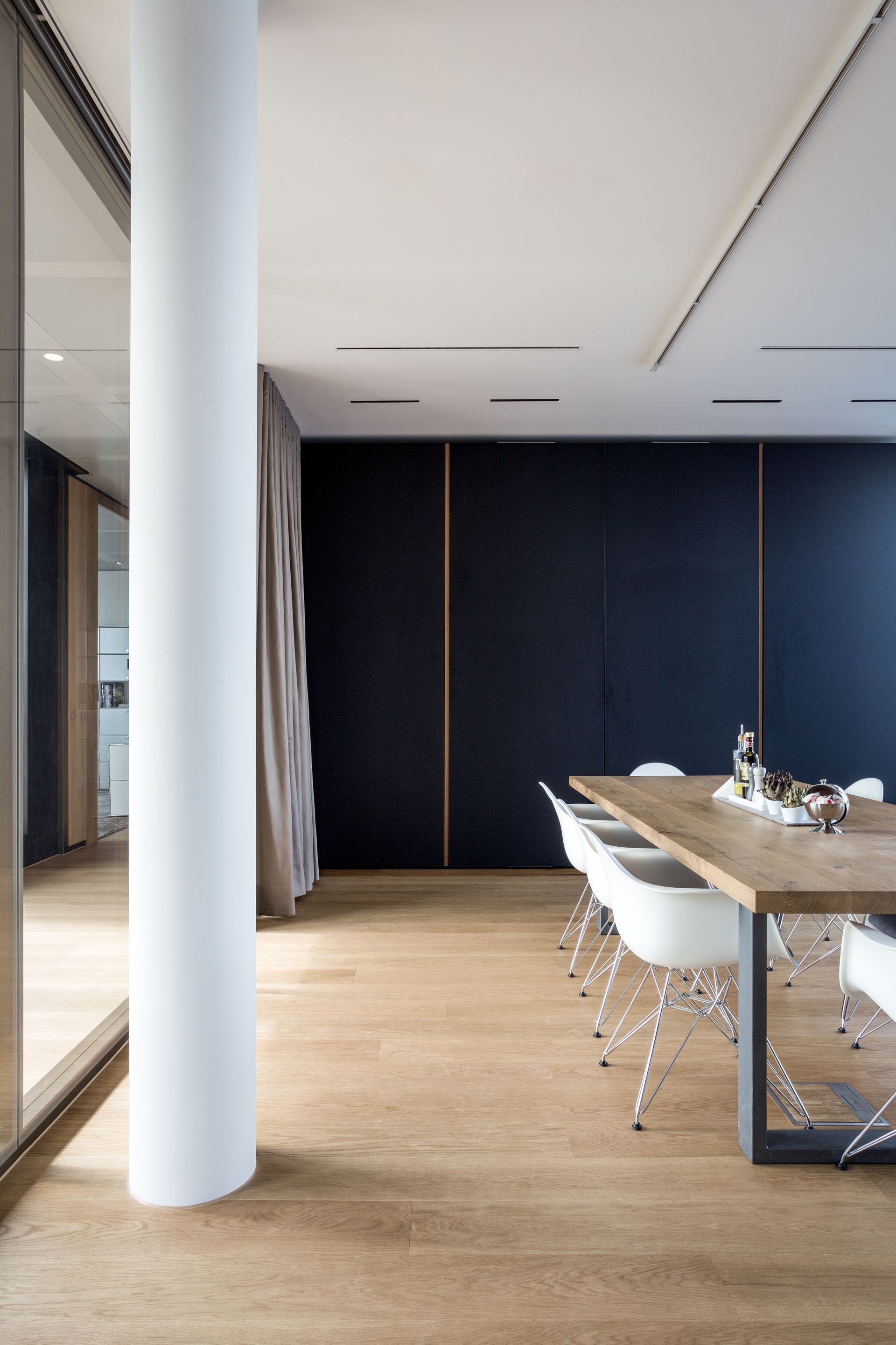 Ein Esszimmer mit einem langen Holztisch und Stühlen