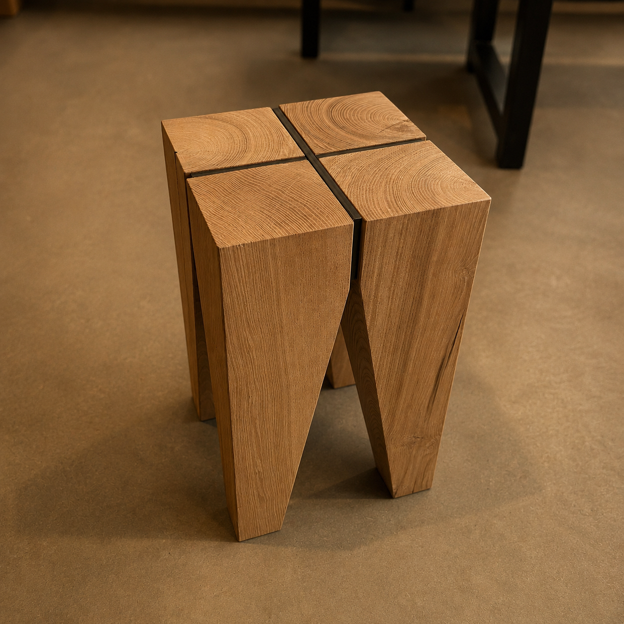 Sitzgelegenheiten aus Holz in der WohnRaumWerkstatt