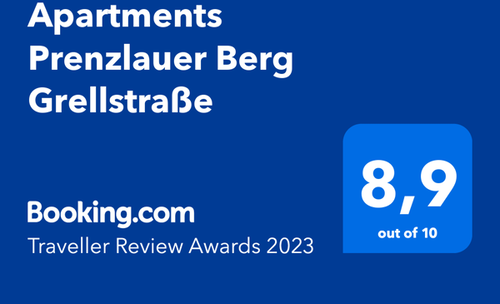 Ein blaues Schild mit der Aufschrift Apartments Prenzlauer Berg Grellstraße darauf zeigt unsere Auszeichnungen für unsere Ferienwohnungen im Prenzlauer Berg in Berlin
