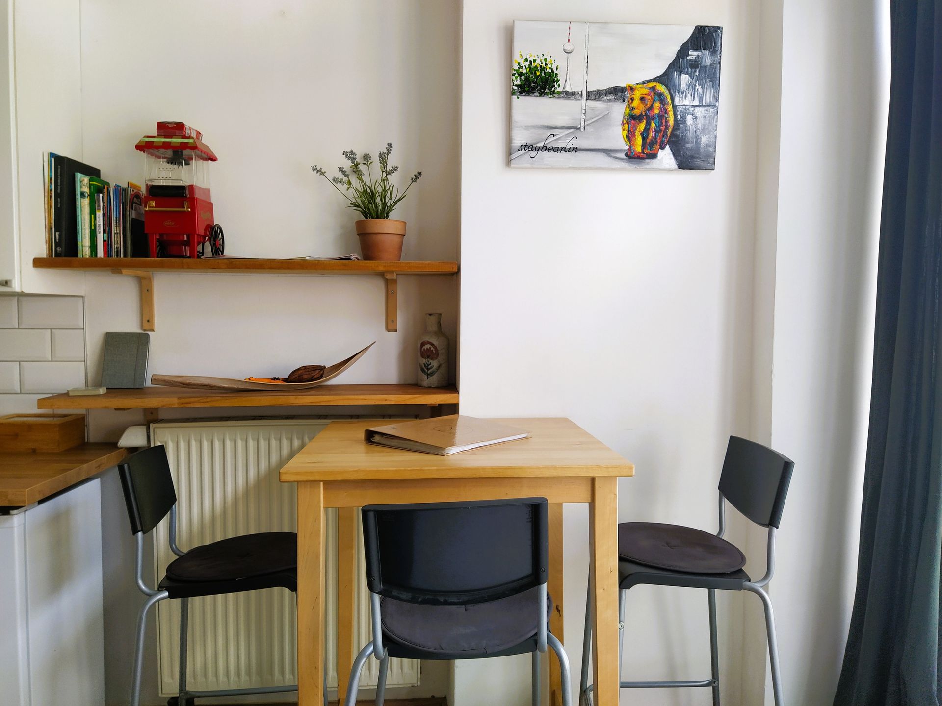 Eine Küche mit Tisch und Stühlen in unserer Ferienwohnung im Prenzlauer Berg.