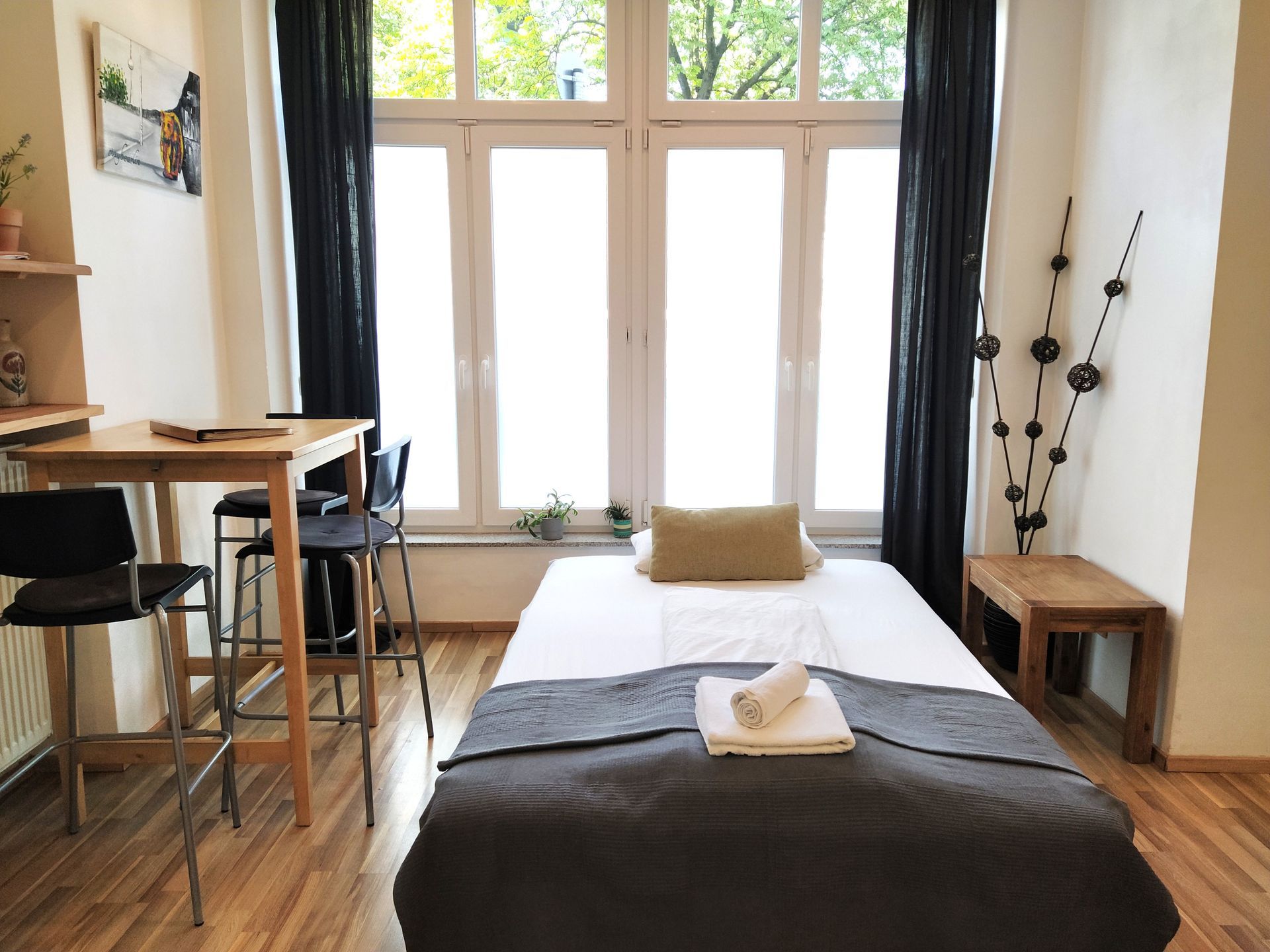 Aufgebautes Schlafsofa in unserer Ferienwohnung in Berlin.