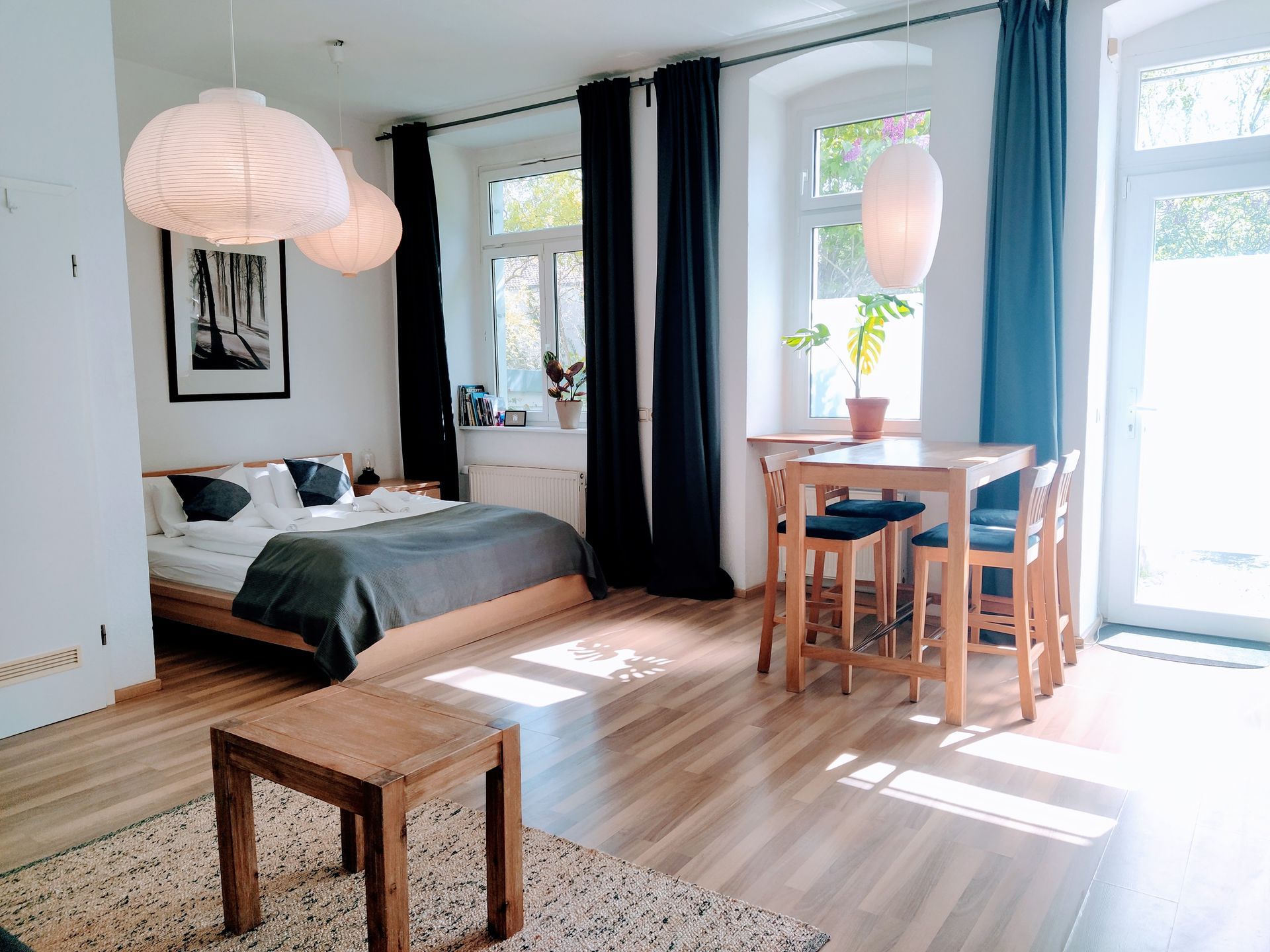 A bedroom in our holiday rental in Berlin with a bed , table and chairs in it.
