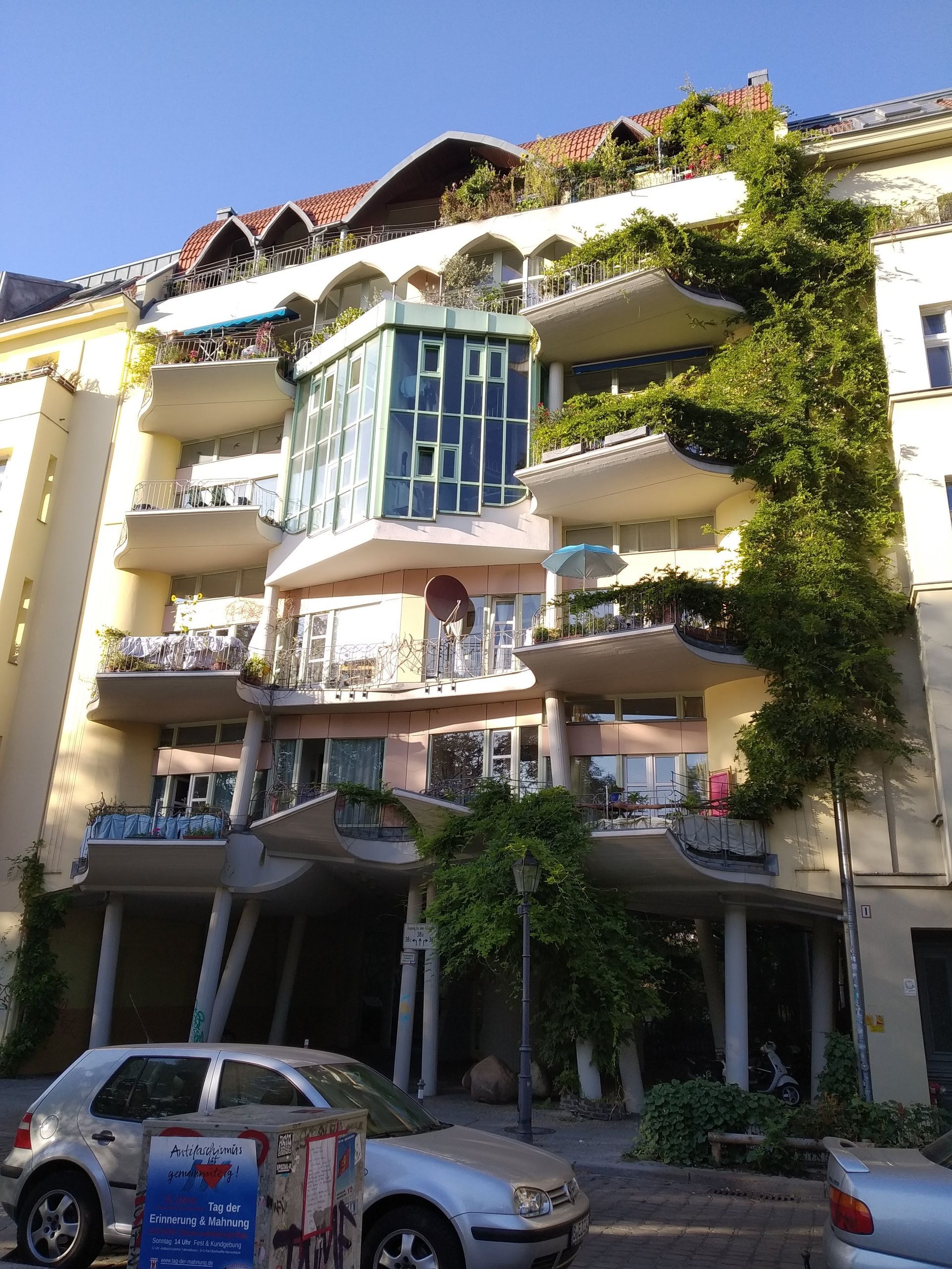 Schönes Geäude am Spreeufer in Berlin Kreuzberg