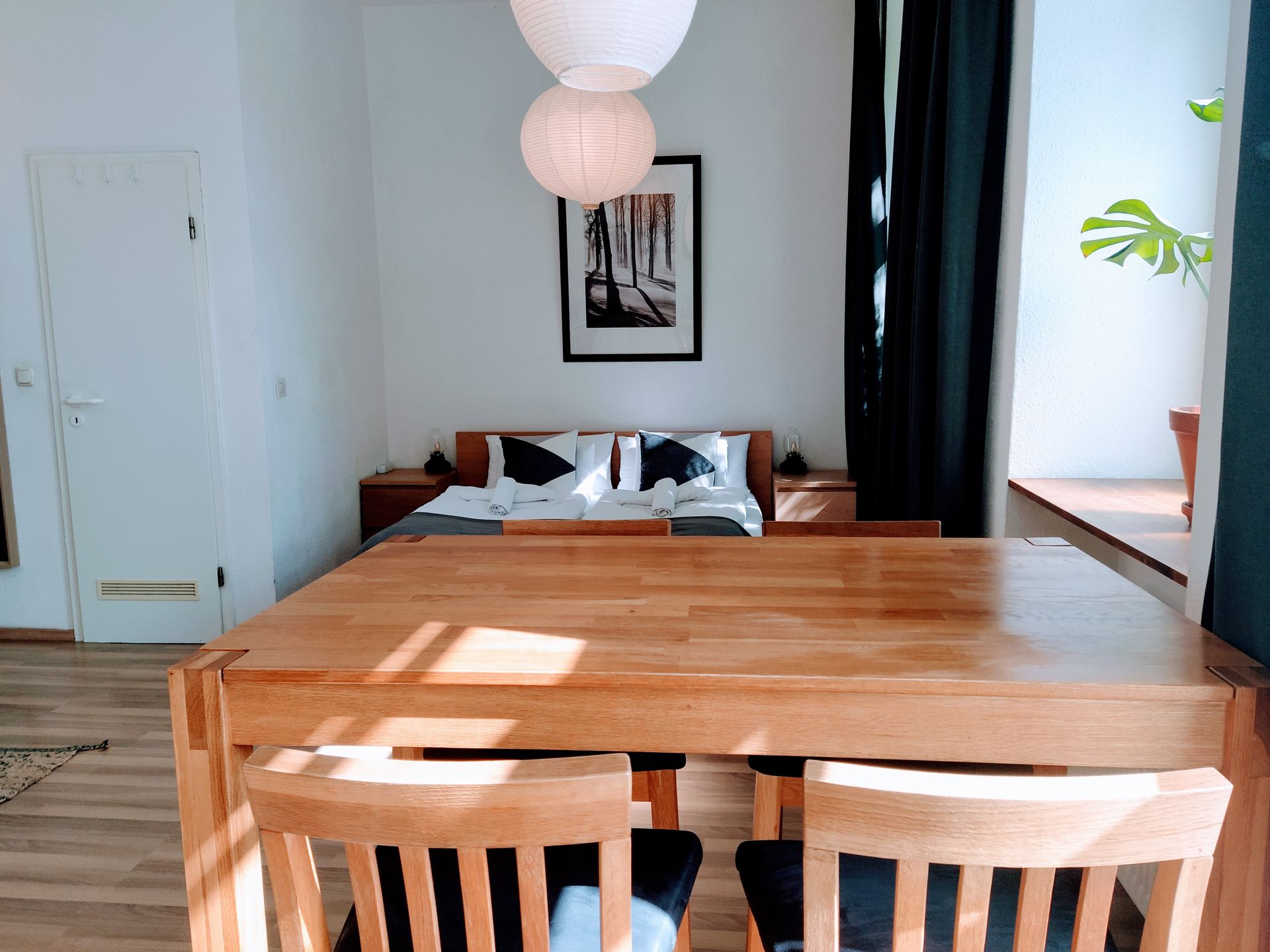 A bedroom with a table and chairs and a bed in our holiday rental in Berlin