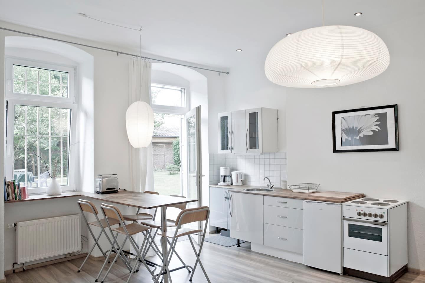 A kitchen in our holiday rental in Berlin with a table and chairs and a stove