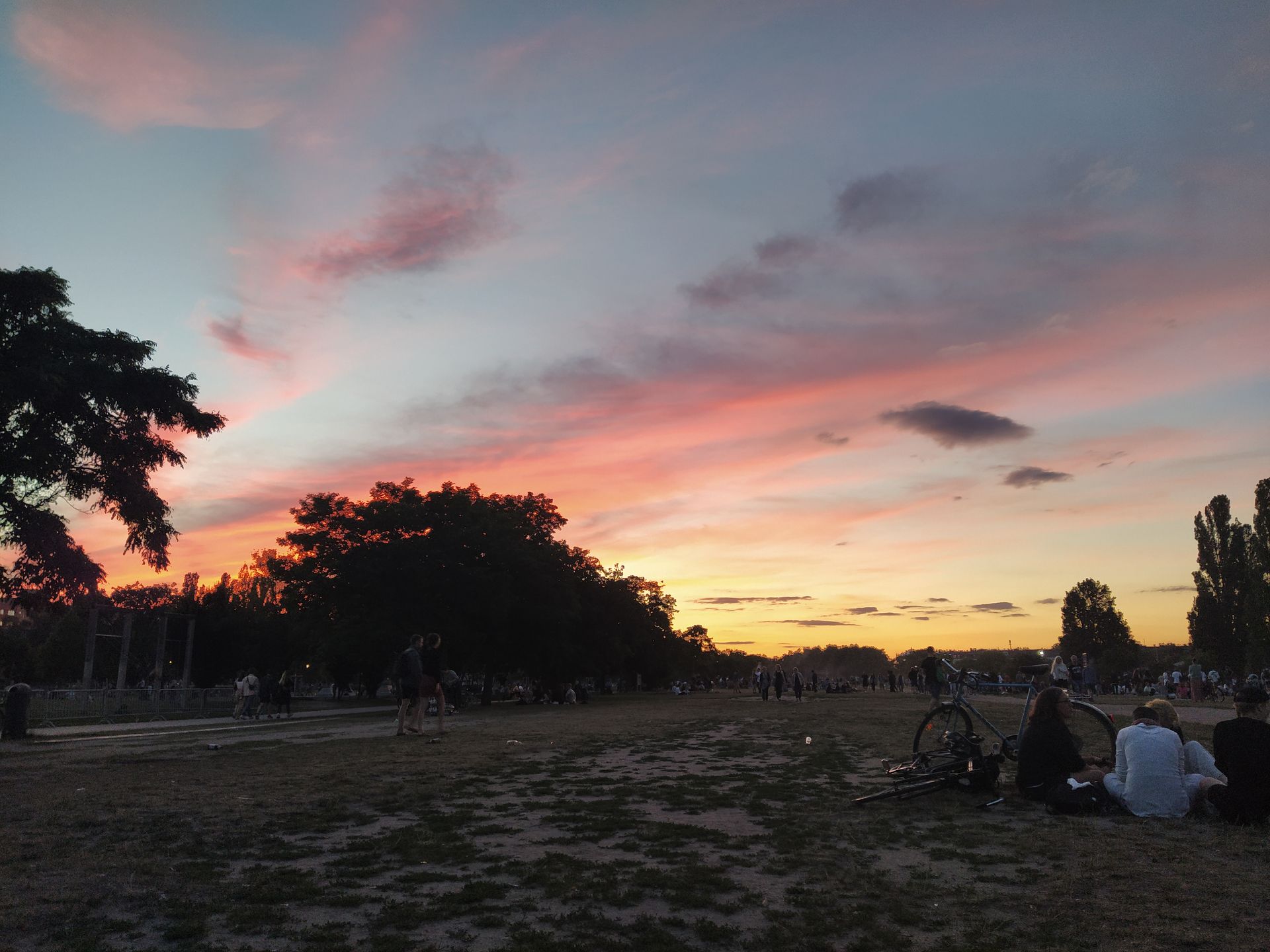 Sonnenuntergang im Mauerpark im Prenzlauer Berg in Berlin