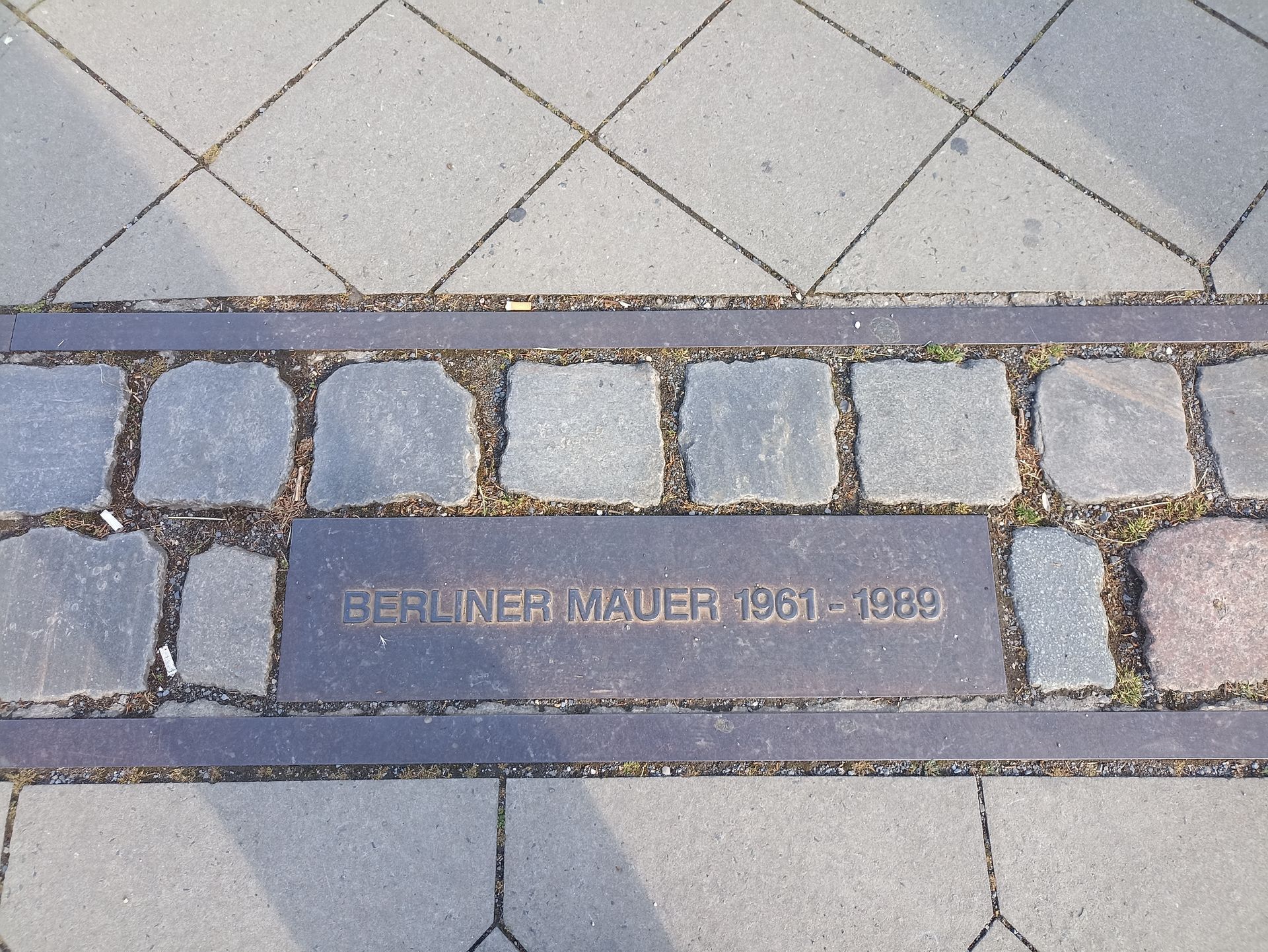 Kennzeichnung Berliner Mauer in Berlin Mitte