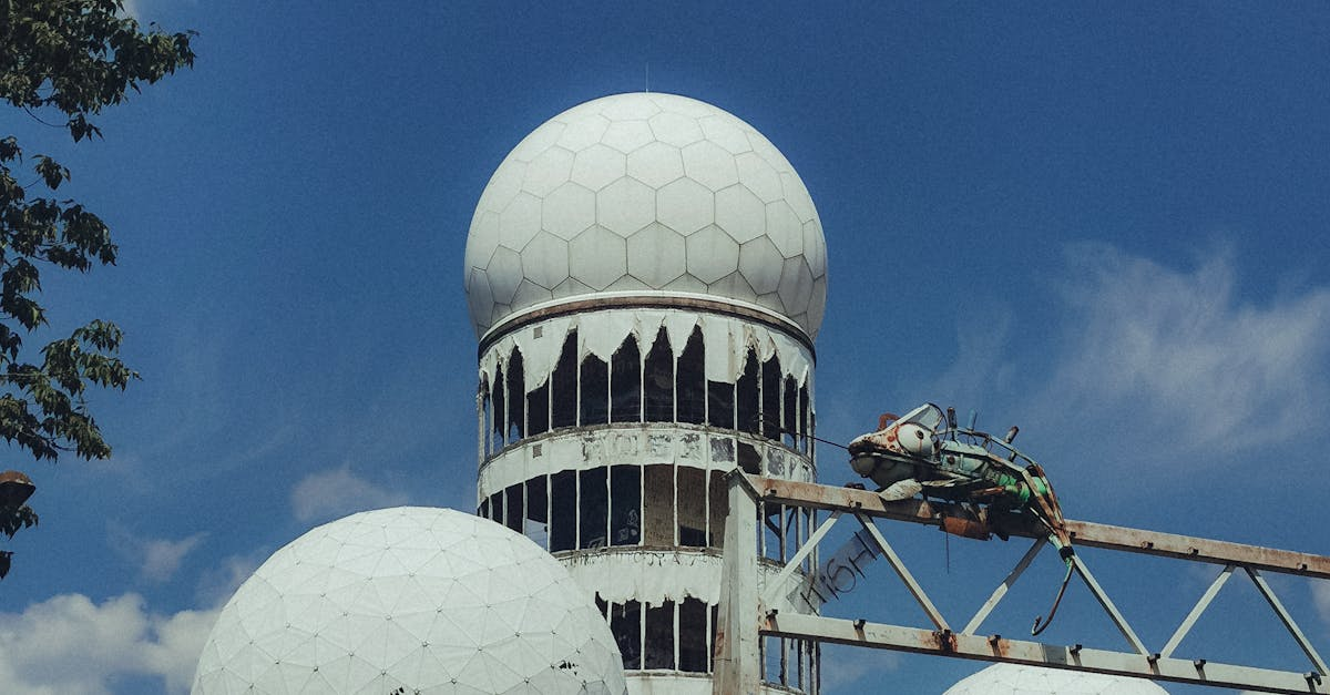 Weiße Kuppeln des Teufelsbergs in Berlin