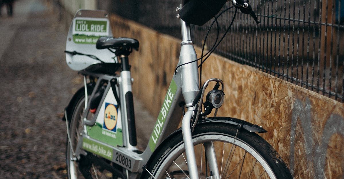 Ein Leih-Fahrrad steht am Straßenrand neben einem Zaun in Berlin