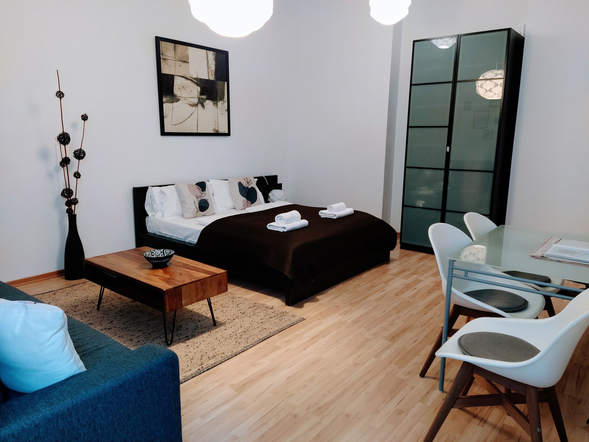 A bedroom with a bed , couch , table and chairs in our holiday rental in Berlin close to the Mauerpark