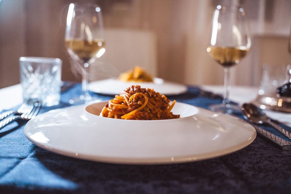 Tagliatelle al granchio servite in un piatto elegante.