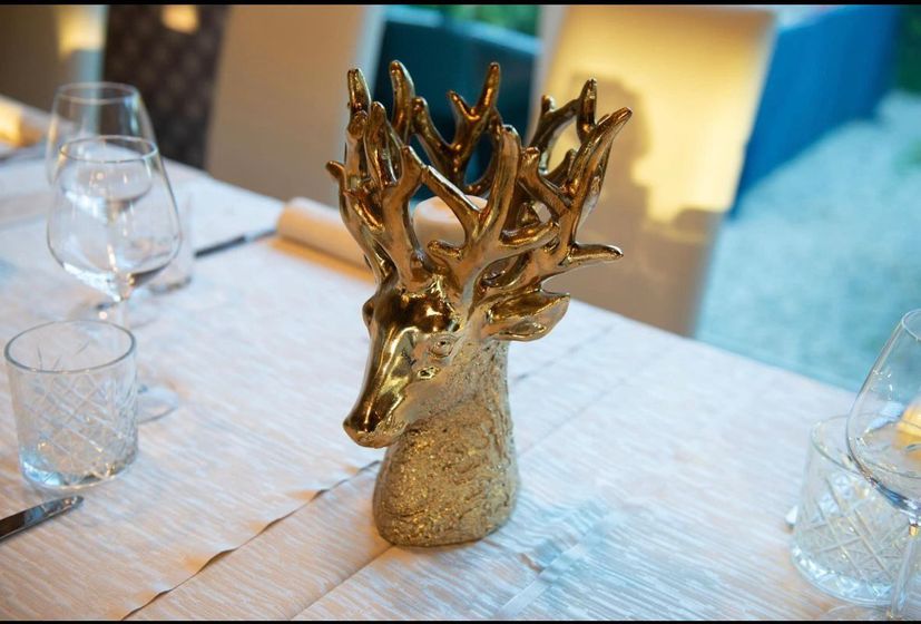 Dettaglio di un ambiente raffinato del locale con arredi eleganti e illuminazione morbida.