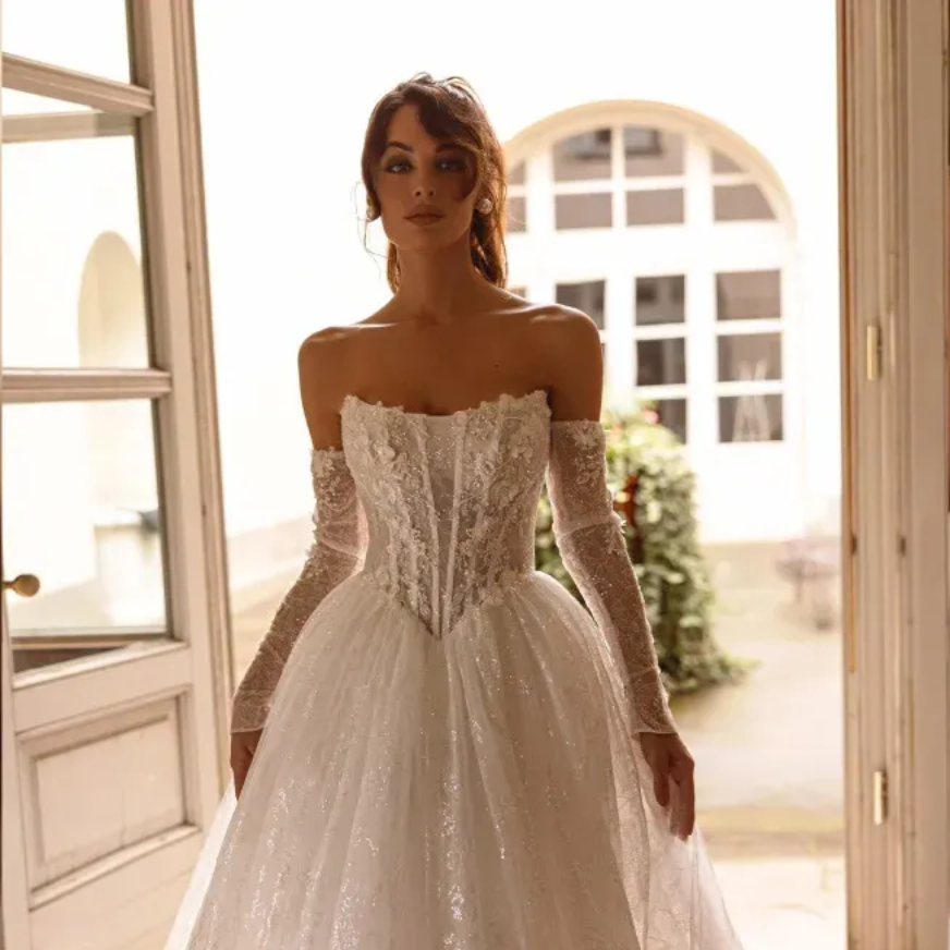Modernes Brautkleid mit Basque Waist und tief angesetzter Taille aus Tüll und Glitzer in Bremen