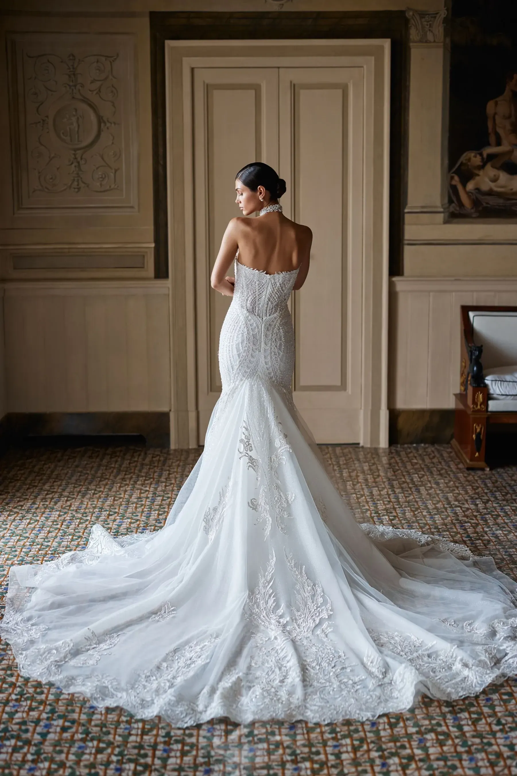Zu sehen ist der Rücken einer Frau im Brautkleid.