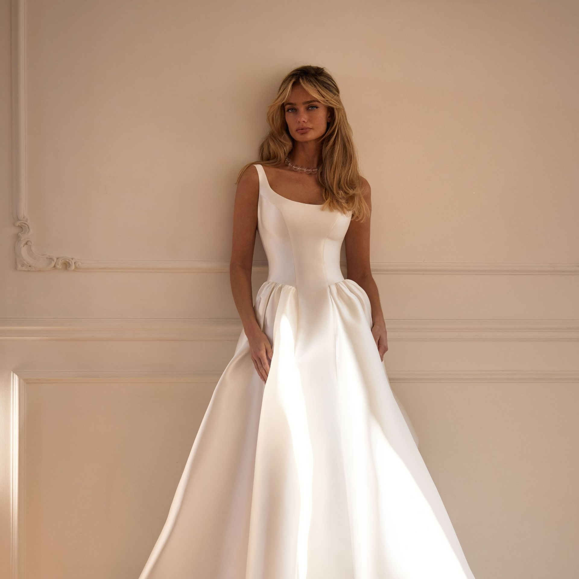 Cleanes Brautkleid aus Satin oder Mikado im minimalistischen Stil bei Chic Cheri Bremen