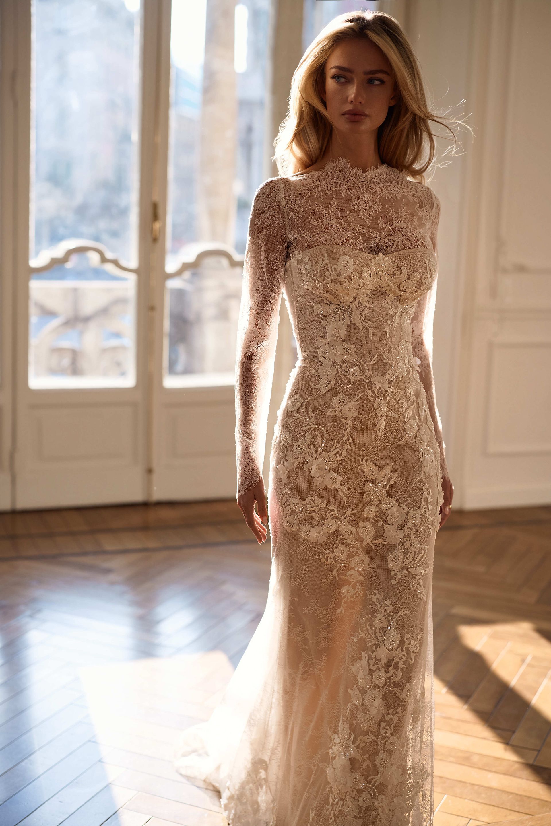 Figurbetontes Brautkleid mit All-over Spitze und Brautbolero von Milla Nova