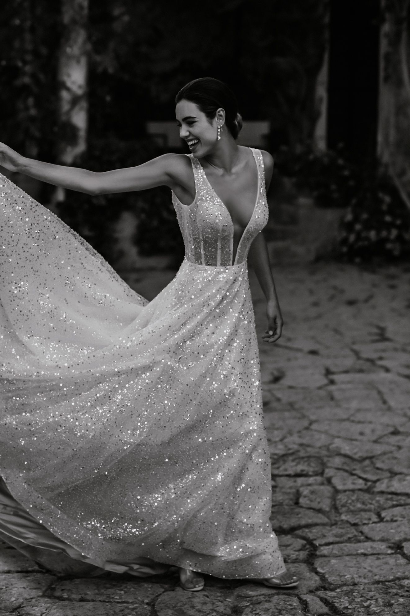 Ein Schwarzweißfoto einer Braut im Brautkleid.