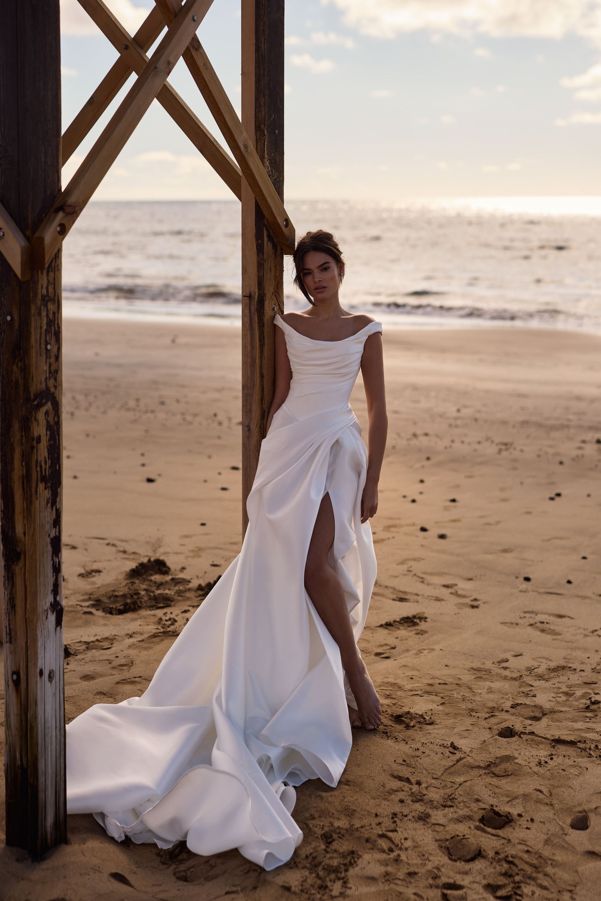 Minimalistisches Satin Brautkleid figurbetont mit Carmen Ausschnitt Brautmode Bremen