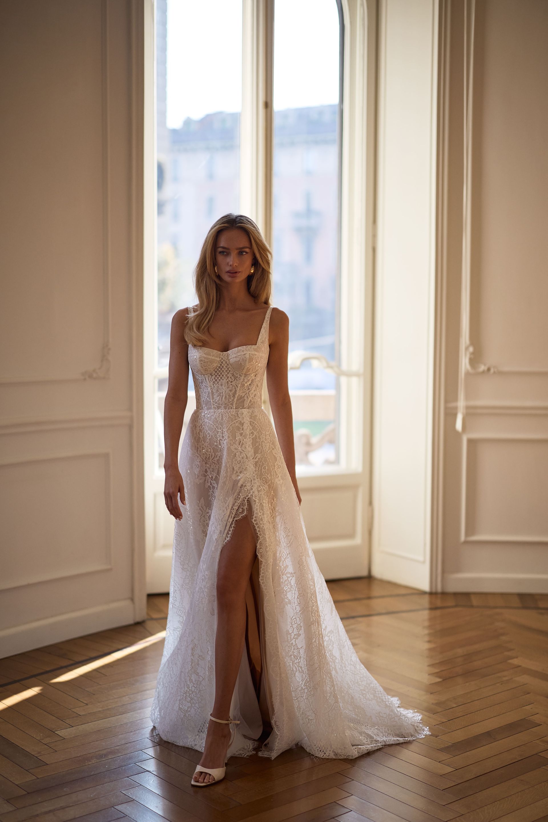 Milla Nova Brautkleid zarte A-Linie mit französischer Chantilly Spitze und Beinschlitz