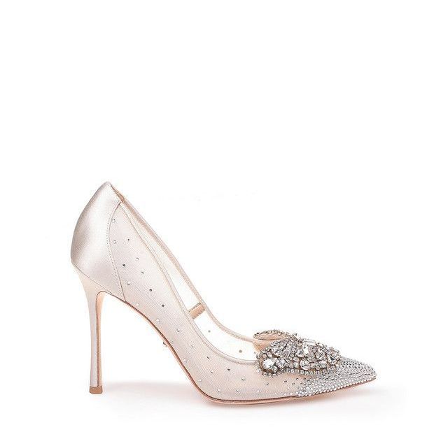 Ein Paar weiße High Heels mit einer Strassschnalle auf weißem Hintergrund.