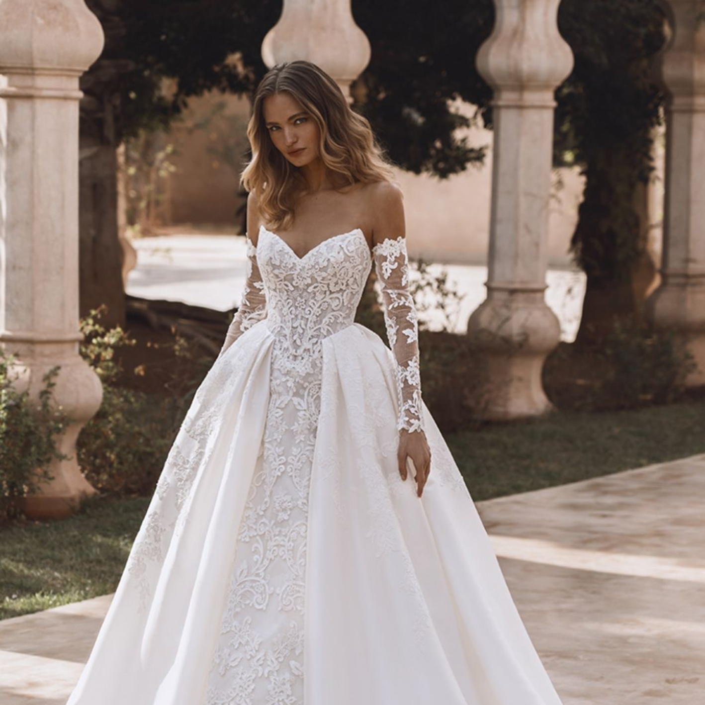 Voluminöses Prinzessinnen-Brautkleid aus Satin und Spitze mit großem Rock bei Chic Cheri Brautmode Bremen