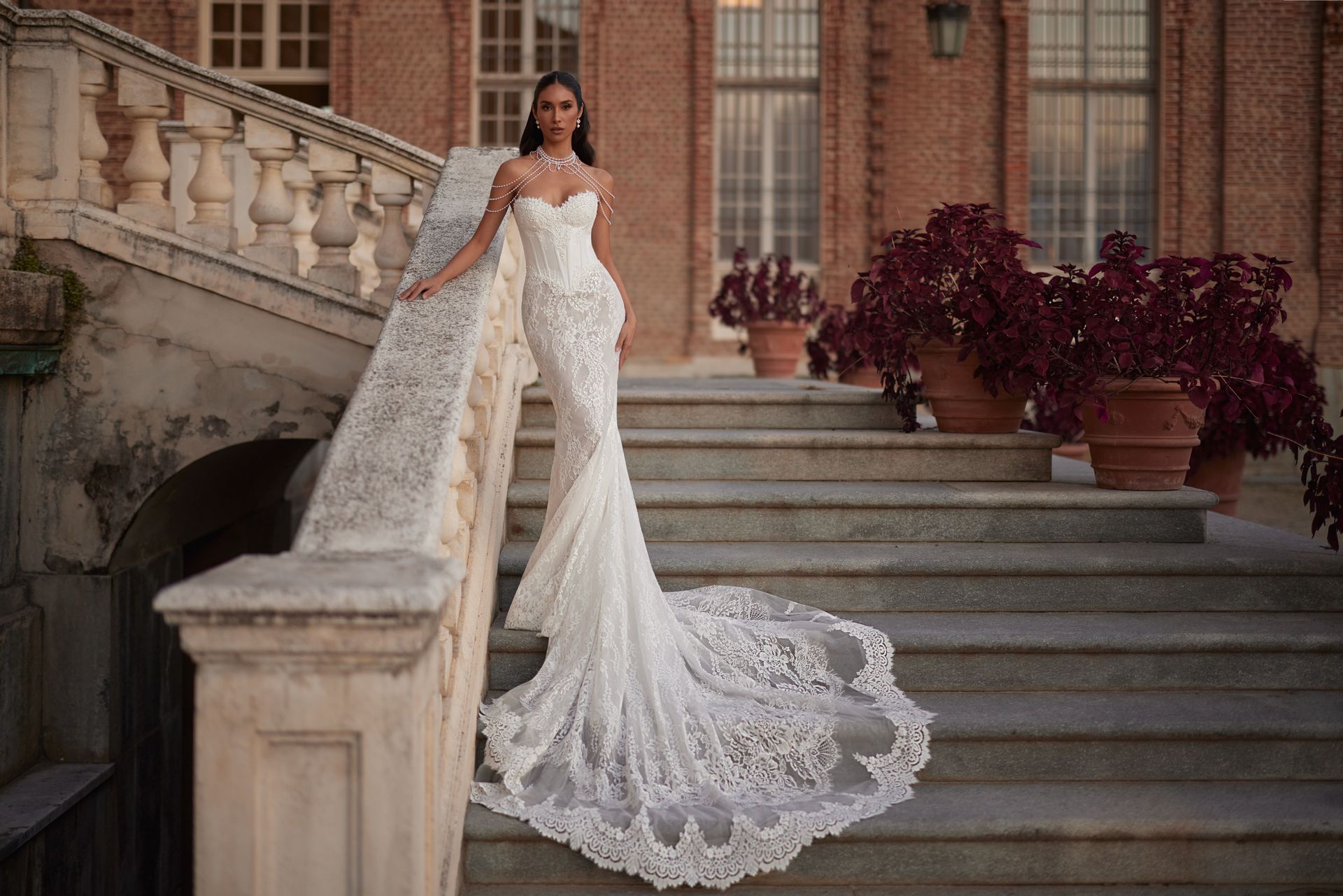 Extravagantes wandelbares 2-in-1-Brautkleid mit Glitzer, Perlen, langer Schleppe und abnehmbarem Overskirt bei Chic Cheri Bremen