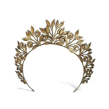 Eine goldene Krone mit Blumen und Blättern auf weißem Hintergrund.