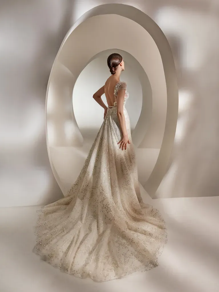 Eine Frau in einem Brautkleid steht vor einem Spiegel.