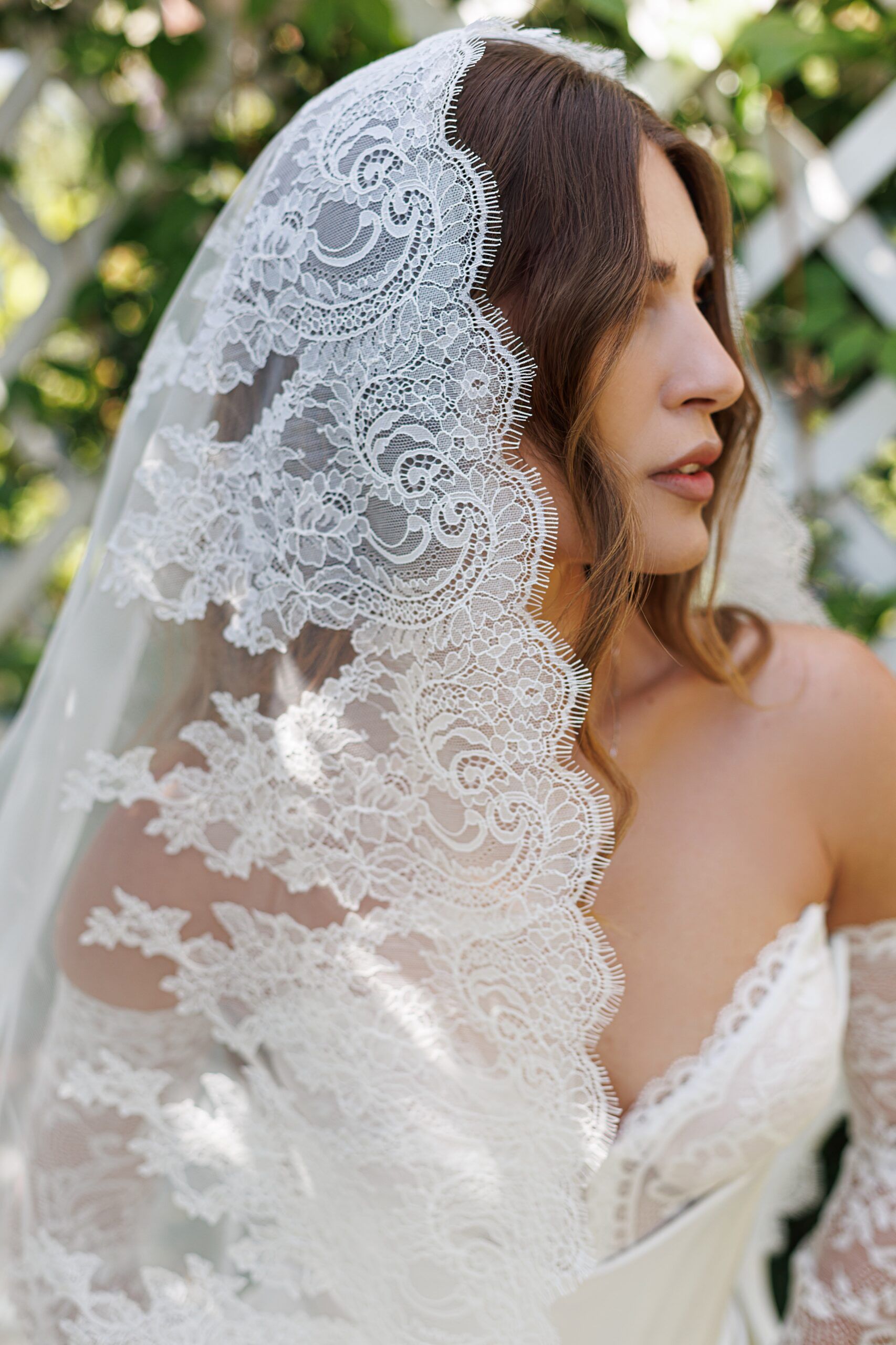Braut mit langem Brautschleier Chantilly zu einem cleanen Brautkleid