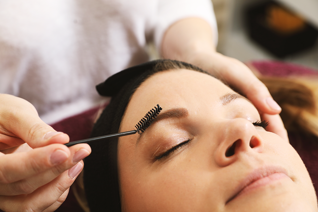 Wimpern und Augenbrauen