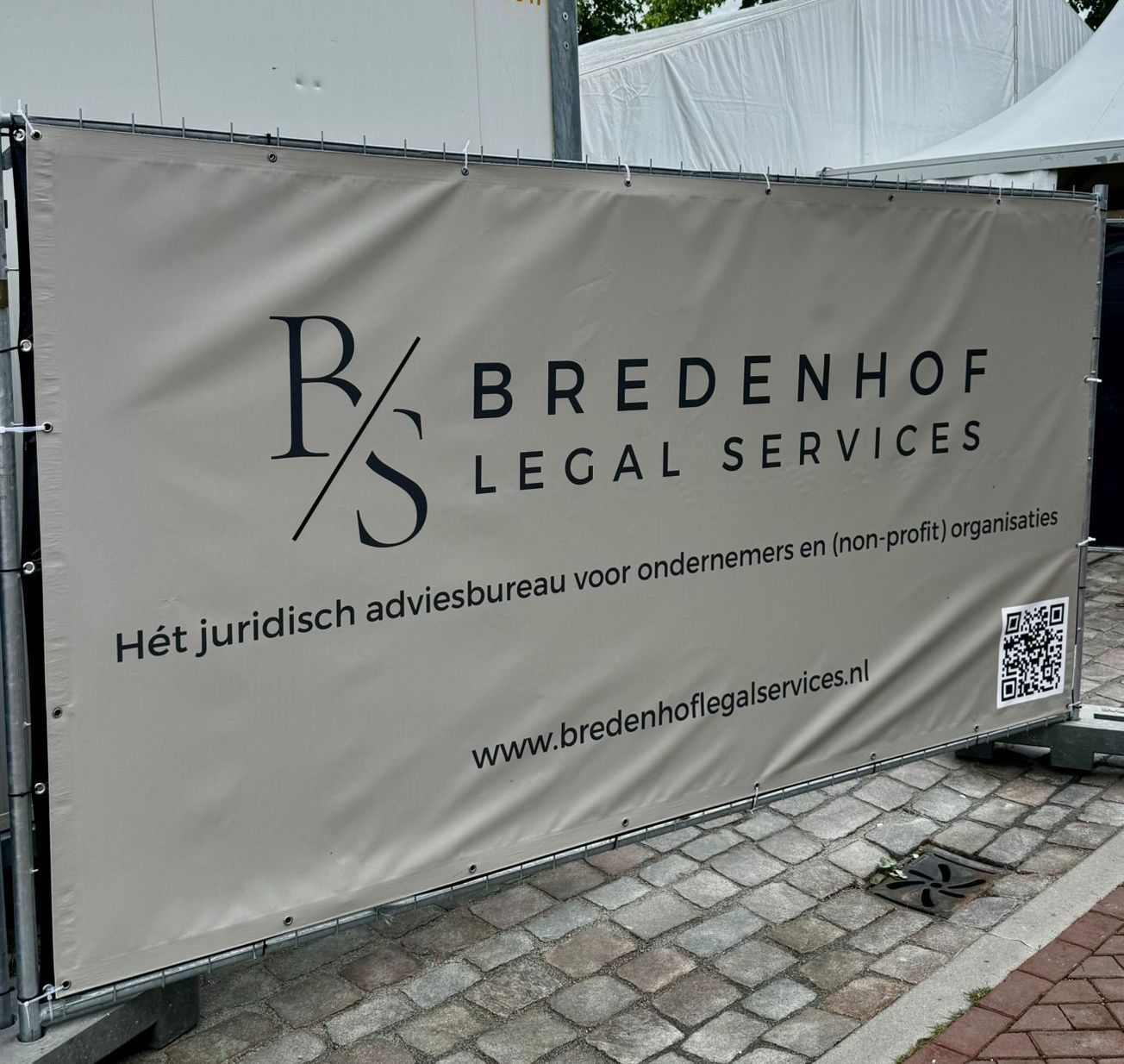 Banner voor Bredenhoff Legal Services met logo, tekst en websiteadres.