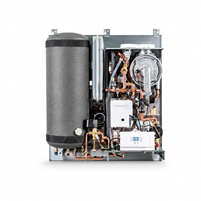 Unità HVAC aperta con tubazioni in rame, serbatoio isolato nero e componenti interni a vista su sfondo bianco.